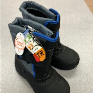 Brand New kids snow boots! ❄️